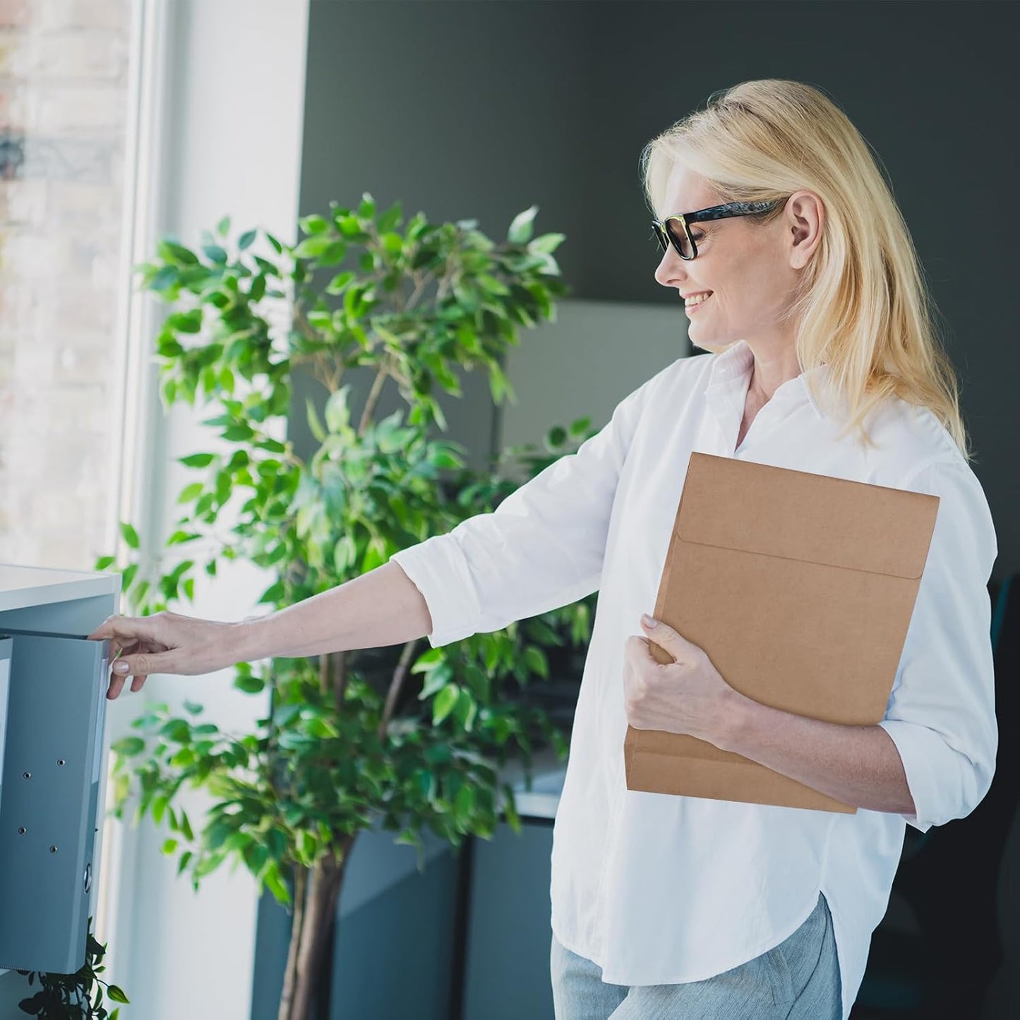 25 Pack 9.4" x 13.2" Large Kraft Expandable Catalog Envelopes, Self Seal Manilla Envelopes Mailing for Documents, Magazines, Photos (Extra labels for Use)